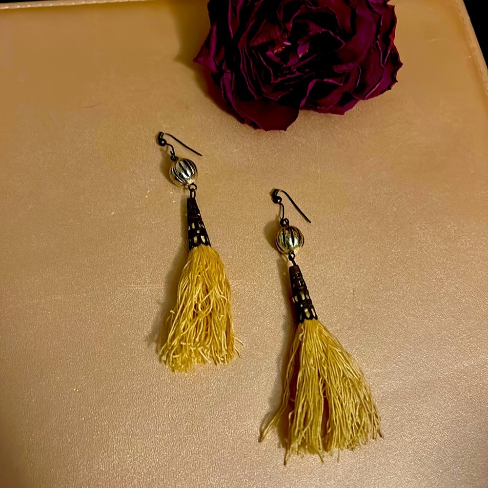 Vintage find! Tassel Earrings 💛
